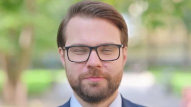 Genç İşadamının Gülen Yüzü 'ne yakın çekim