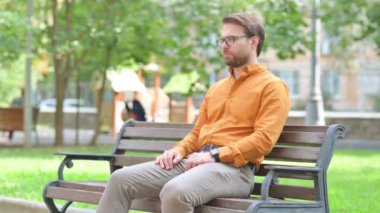 Dıştaki Laptop Kullanılırken Başparmakları Kalkık Genç Adam