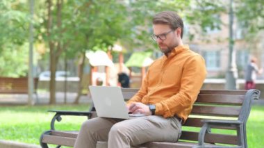 Genç Esneyen Laptop Açık havada