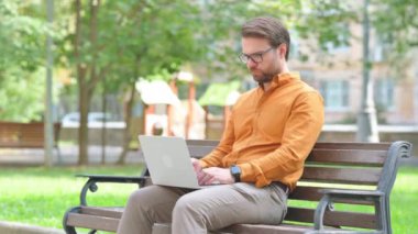 Çevrimiçi Kazanan Genç Adam Laptop 'ta Açık havada