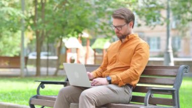 Laptop 'ta Video Sohbeti İçin Konuşan Genç Adam