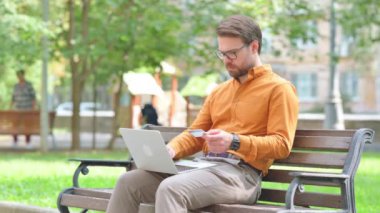 Çevrimiçi Bankacılık Sorunları Genç Adam İçin Üzücü