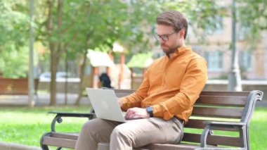 Bilgisayarı kapattıktan sonra Genç Adam Park 'tan ayrılıyor