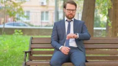 Gözlüklü Bekleyen İşadamı Bench 'te Oturma Zamanı