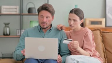 Evdeki Kanepede otururken Genç Çiftler İçin İnternet Alışverişi Başarısızlığı