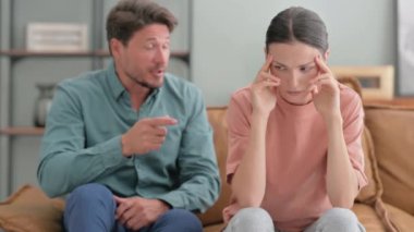 Evde Depresyondaki Eşe Bağıran Adam, Aile İçi Şiddet