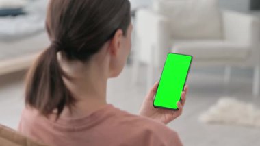 Evde Krom Anahtarlı Akıllı Telefon Kullanan Kadın