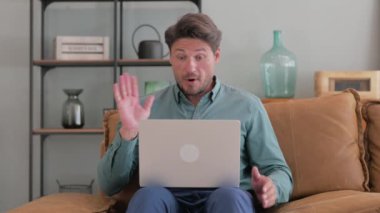 Orta Yaşlı Adam Laptop 'ta Video Sohbeti Yapıyor