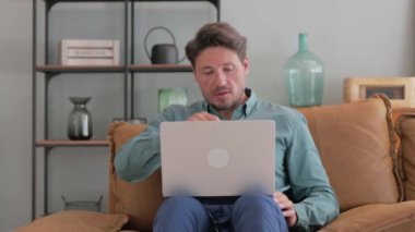 Orta Yaşlı Adam Bilgisayarı Kapatıyor ve Ayrılma Odası