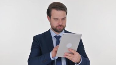 Beyaz Arkaplan Tabletinde Başarıyı Kutlayan Orta Yaşlı İşadamı