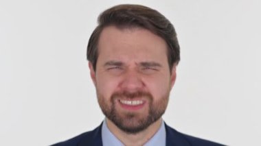 Beyaz arka planda migreni olan kıdemli iş adamının kapanışı