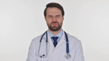 Beyaz Arkaplanda İnkâr Eden Doktorun Portresi