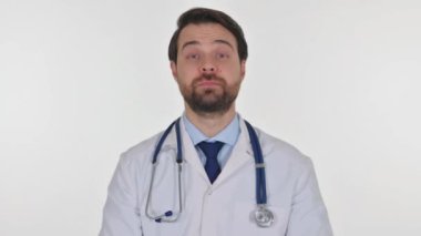 Beyaz Arkaplanda Telefon aracılığıyla Video Sohbeti Yapan Doktor Portresi