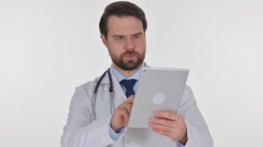 Beyaz Arkaplanda Dijital Tablet Kullanan Doktorun Portresi