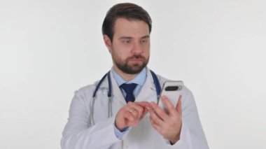Doktorun Beyaz Arkaplanda Telefonda Konuşurken Portresi