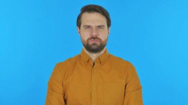 Başparmaklı Adam Mavi Arkaplanda, Portre