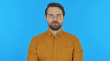Mavi Arkaplanda Kamerayı Gösteren Adam, Portre