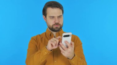 Mavi Arkaplanda Telefon Kullanan Adam, Portre