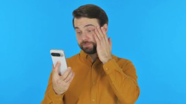 Kayıp Adam Mavi Arkaplanda Telefondan Şok Oldu, Portre