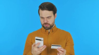 Çevrimiçi Alışverişin Tadını Çıkaran Adam Mavi Arkaplanda