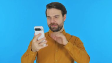 Smartphone 'da Video Sohbeti Yapan Adam Mavi Arkaplanda