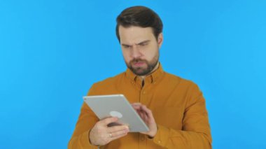 Mavi Arkaplanda Sayısal Tablet Kullanan Adam