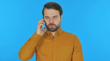 Mavi Arkaplanda Telefonda Konuşan Adam, Portre