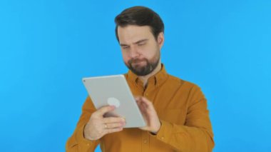 Mavi Arkaplanda Tabletteki Başarıyı Kutlayan Adam