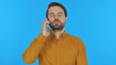 Mavi Arkaplanda Telefonda Konuşan Kızgın Adam, Portre