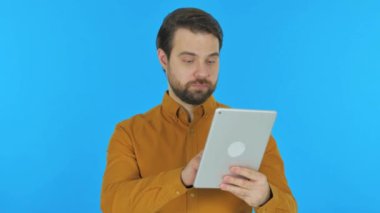 Tablet 'te Mavi Arkaplanda Video Sohbeti Yapan Adam