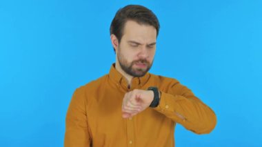 Bekleyen Adam Mavi Arkaplanda Saati Denetliyor