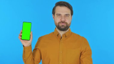 Mavi Arkaplanda Yeşil Ekranlı Adam Tutma Telefonu