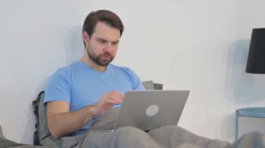 Orta Yaşlı Adam Yatakta Dizüstü Bilgisayarda Çalışmaktan Şok Oldu