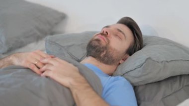 Dalgın Orta Çağ Adamı Yatakta Yatıyor