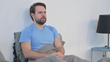 Yatakta Kafasını Sallayan Orta Çağ Adamı Reddediyor