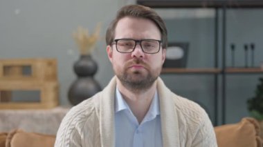 Evde İnkâr Eden Olgun Yetişkin Adam Portresi