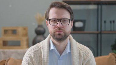 Etkilenmiş Olgun Yetişkin Adam Evde Korkuyla Merak Ediyor