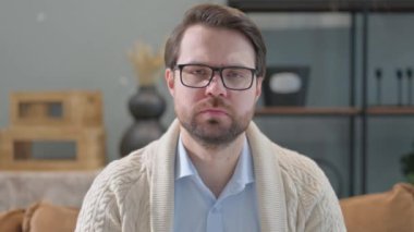 Yetişkin bir adamın portresi Öfkeyle bağırıyor ve bağırıyor