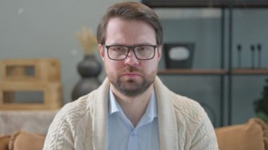 Evde Baş Ağrısı Olan Olgun Yetişkin Adam Portresi