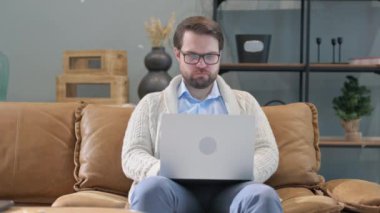 Yetişkin Adam dizüstü bilgisayarla bilek ağrısı çekiyor.