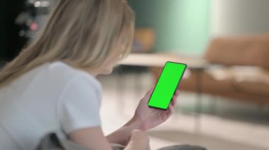 Yatakta Yeşil Ekranlı Telefonu Kullanan Genç Kadın