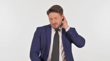 Beyaz Arkaplanda Boyun Ağrısı Olan İşadamı Portresi