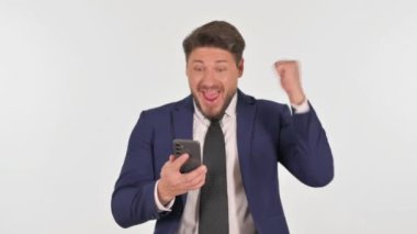 Beyaz Arkaplanda Telefondaki Başarıyı Kutlayan İşadamı Portresi