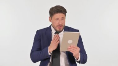 Beyaz Arkaplanda Tablet Üzerinde Kaybı Olan İşadamının Portresi