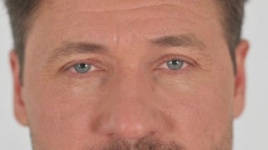 Beyaz Arkaplanda Göz Kırpan Erkek 'in Kapanışı