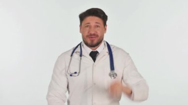 Beyaz Arkaplanda Telefon aracılığıyla Video Sohbeti Yapan Doktor Portresi