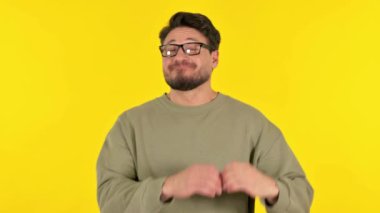 Sarı Arkaplanda Elleri Olan Sıradan Genç Adam Kalp İşareti Yapıyor