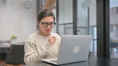 Öksüren Hintli Kadın Laptop 'ta Yazıyor