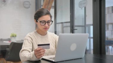 Ofisteki Hintli Kadın İçin İnternetten Alışveriş Başarısızlığı