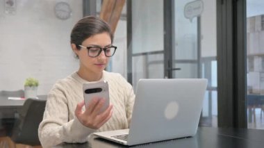 İş için Laptop kullanan Hintli Kadın